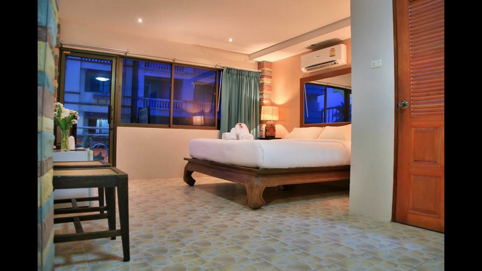Avenue Beach Hotel Bãi biển Jomtien Ngoại thất bức ảnh